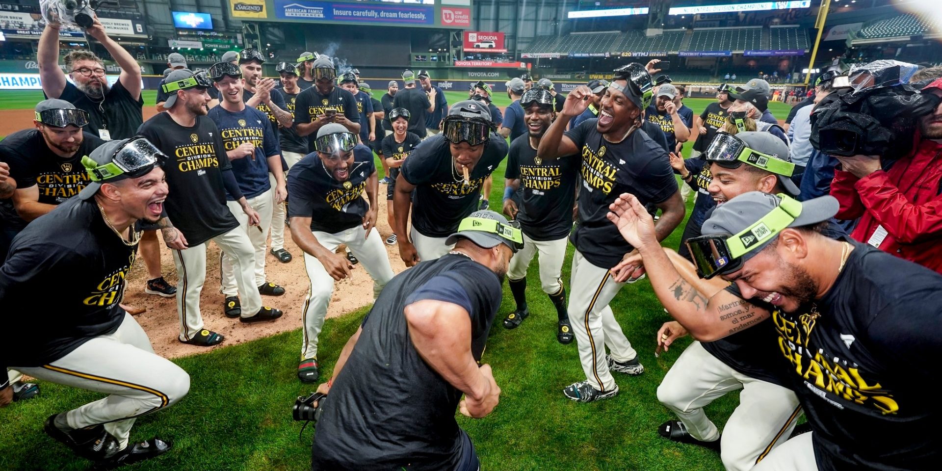 Brewers celebrate 3rd NL Central title in 6 seasons despite loss to Cardinals