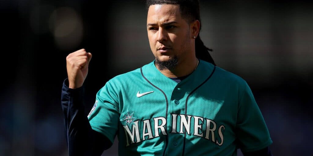 With Mariners’ playoff hopes in balance, Luis Castillo takes the mound with a smile
