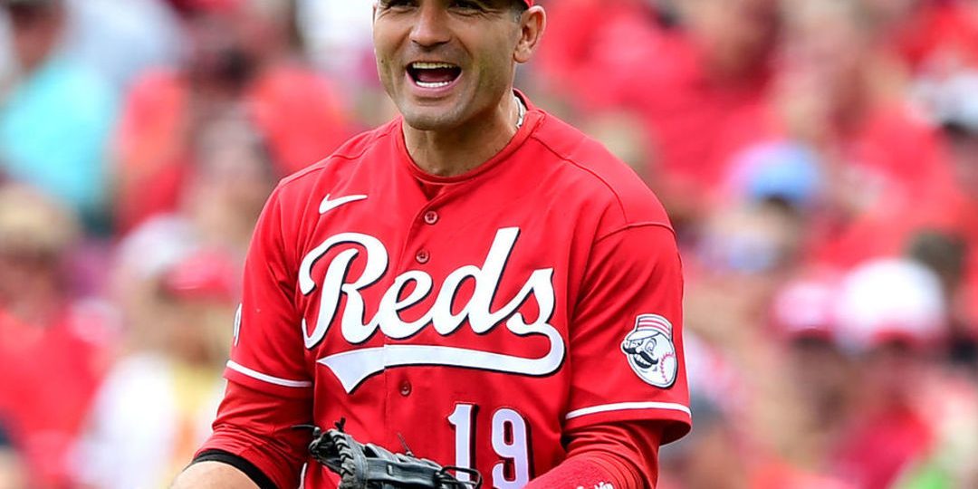 Votto plans to play 'at least 1 more year,' hopes for Reds return